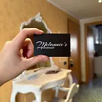 Апартаменти Melannie's *